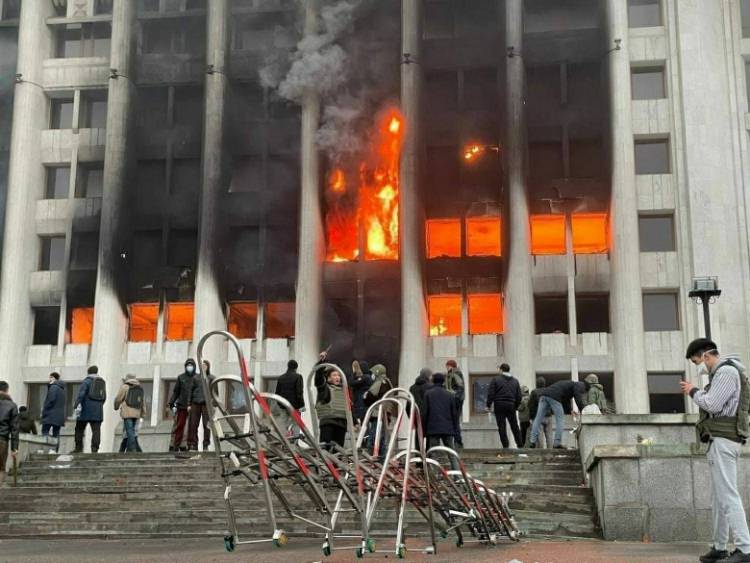 Ալմաթիում որոշել են քանդել այրված նախագահական նստավայրը