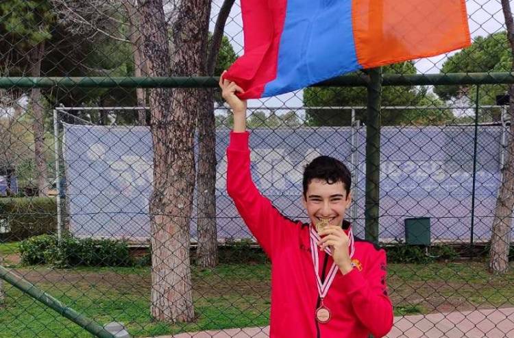 14-ամյա հայ թենիսիստը Թուրքիայում դարձել է չեմպիոն