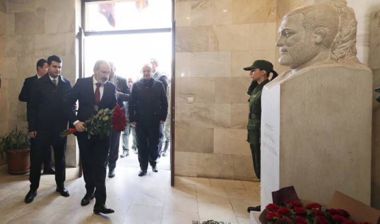 Վարչապետը հարգանքի տուրք է մատուցել Վազգեն Սարգսյանի հիշատակին