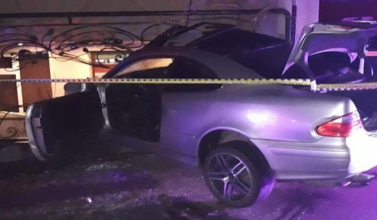 «Mercedes-Benz»-ը դուրս է եկել ճանապարհի երթևեկելի հատվածից և բախվել տներից մեկին