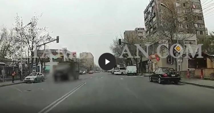 Երևանում անցումով անցնող 12-ամյա երեխային Урал-ի վարորդը վրաերթի է ենթարկել. կադրերը հրապարակվել են