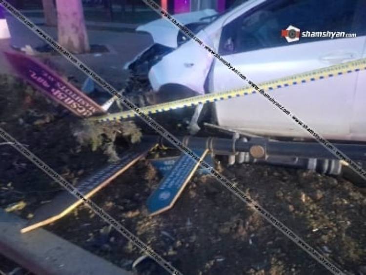 Խոշոր ավտովթար Երևանում․ Toyota-ն Ֆրանսիայի հրապարակում բախվել է էլեկտրասյանը․ կա վիրավոր