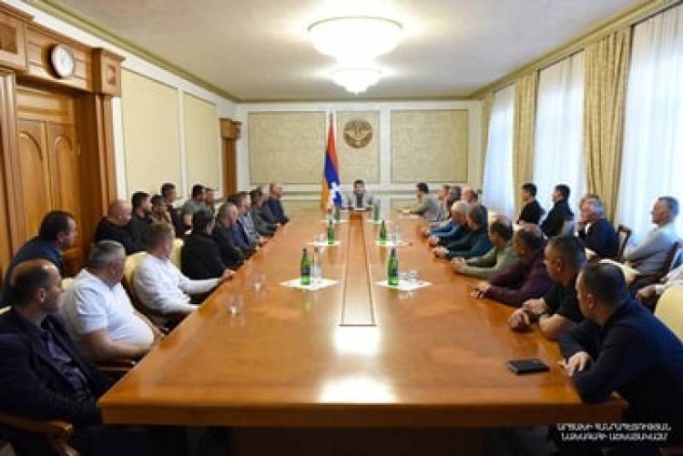 ԼՂ նախագահն ընդունել է մի խումբ կամավորականների, անդրադարձ է եղել երկրի ռազմաքաղաքական իրավիճակին ու առաջիկա անելիքներին