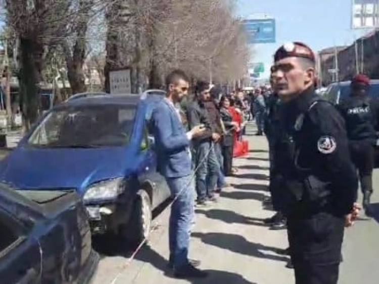 Նիկոլ Փաշինյանը Գյումրիում է. քաղաքացիները բողոքի ակցիա են անցկացնում
