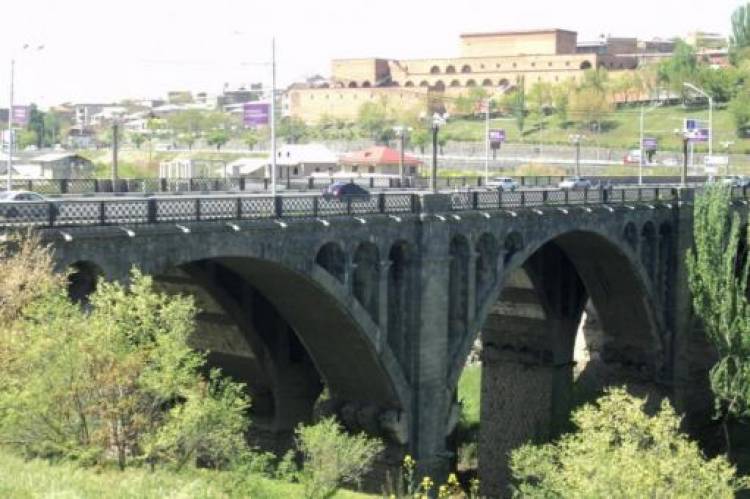 Ինքնասպանության փորձ. պարեկները բանակցելով աղջկան դուրս են բերել կամրջի վտանգավոր հատվածից