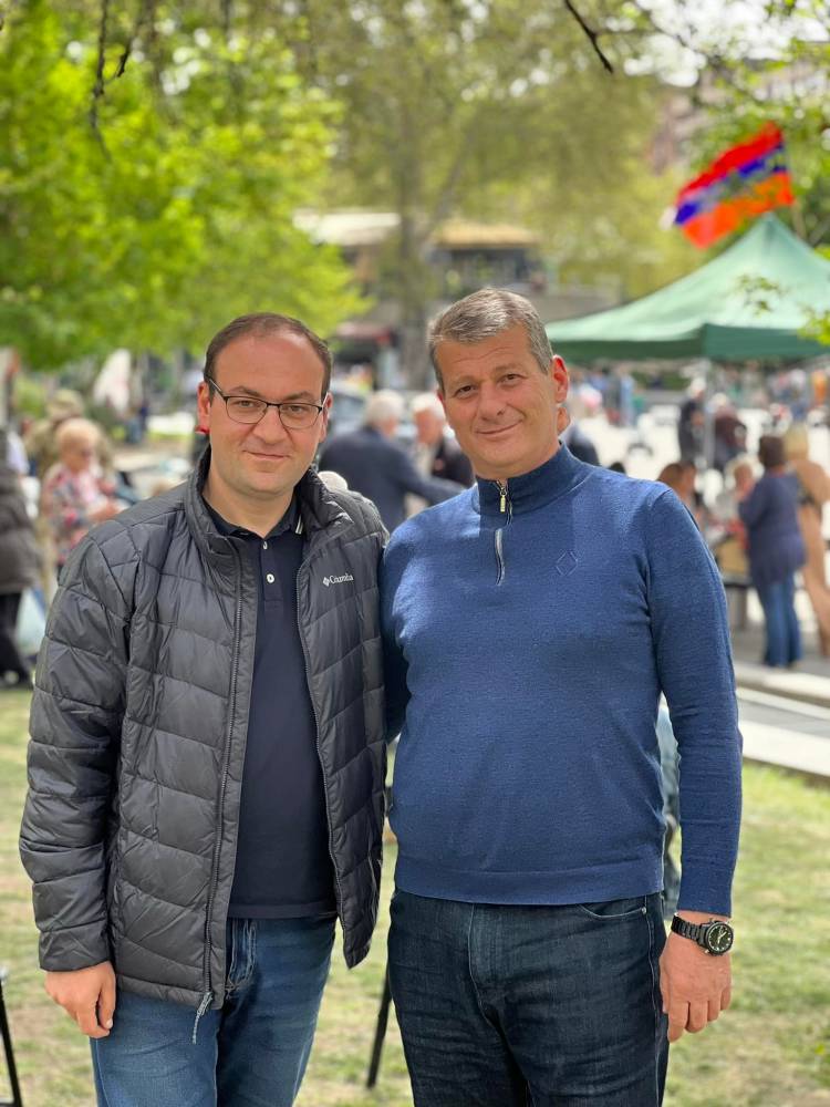 Տեսանյութը անցյալ տարվա է, նկարահանված՝ Դեմիրճյան փողոցում, իսկ իշխանության հատուկ հանձնարարություններով դեսպանիկներին խորհուրդ կտամ չտանջվել, մարդկանց օգնելը մեր կարևոր առաքելությունն է