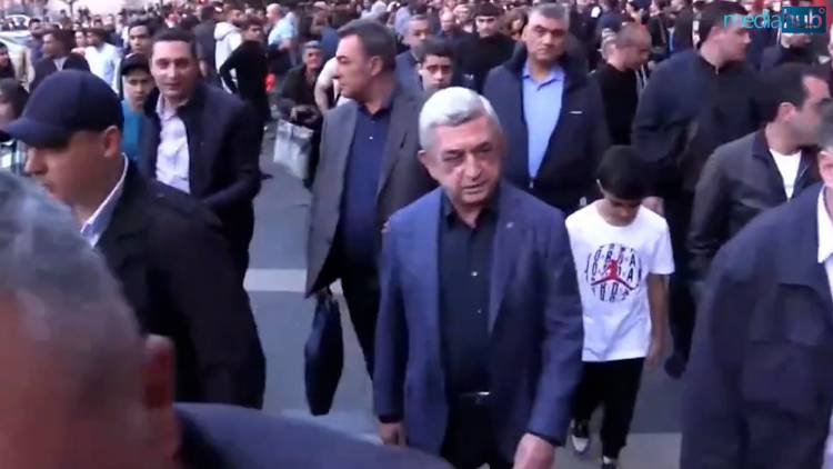 Սերժ Սարգսյանը միացավ ջահերով երթին