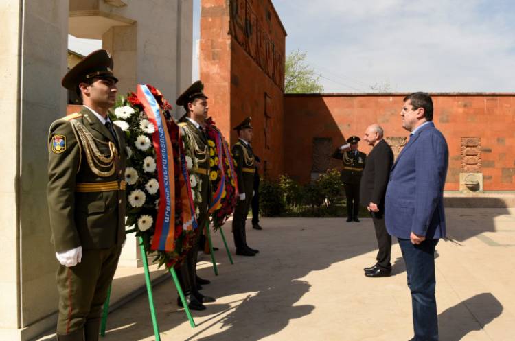 Արայիկ Հարությունյանը Բակո Սահակյանի և Արցախի թեմի առաջնորդի հետ հարգանքի տուրք է մատուցել Հայոց ցեղասպանության զոհերի հիշատակին