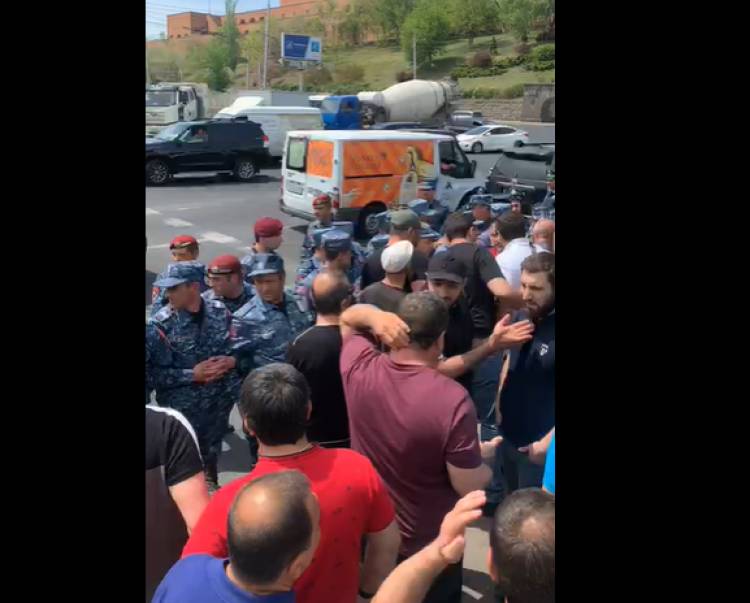 Երիտասարդները փակել են Կոմիտասի պողոտան ու Հաղթանակ կամուրջը