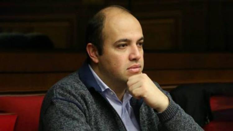 Հանրահավաքին շատ լուրջ պետք է վերաբերվել, այն միայն դավաճանին փոխելու մասին չէ․ քաղաքագետ