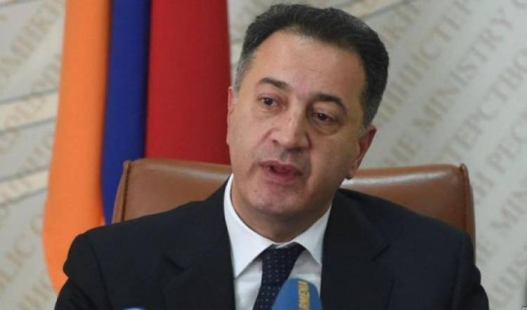 Թող այլևս ոչ ոք չասի, թե «չենք կարողանում կողմնորոշվել…», դա նույնն է, որ ասեն՝ «չգիտենք՝ թուրքի յաթաղանից մորթվենք ու մահանա՞նք, թե՞ կենդանի մնանք…» . Կարեն ճշմարիտյան