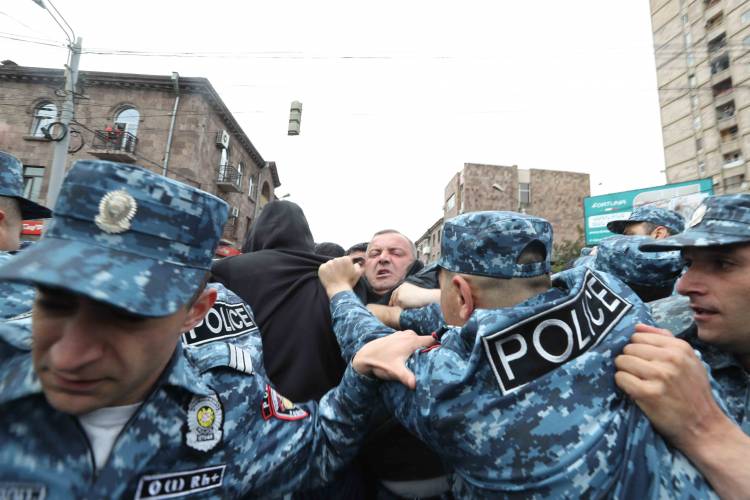 ՖՈՏՈՇԱՐՔ․ Ակցիայի մասնակիցները Երևանում փողոցներ են փակում, ոստիկանությունն ուժ կիրառելով քաղաքացիներին բերման է ենթարկում
