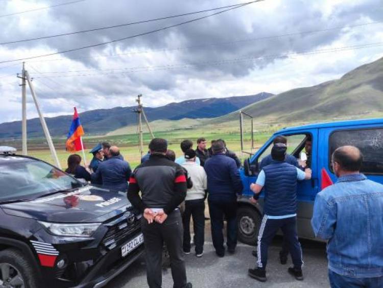 ՀՀԿ ակտիվիստները փակել են Սպիտակ-Երևան ճանապարհը