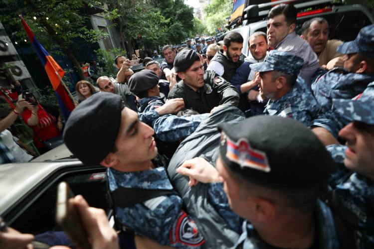 ՖՈՏՈՇԱՐՔ. զանգվածային անհնազանդության ակցիաներ Երևանում. քաղաքացիները փողոցներ են փակում