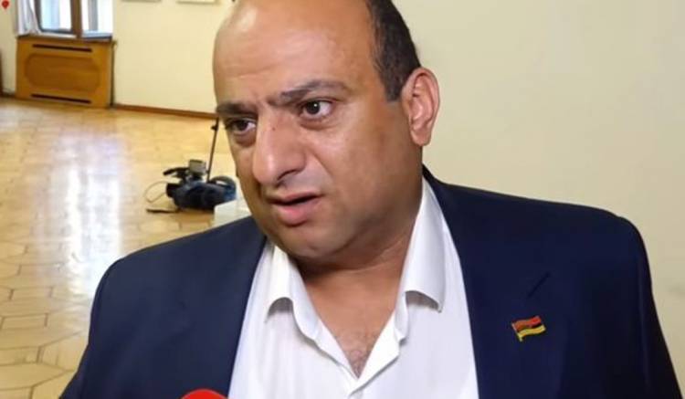 Մի՛ խանգարեք, մտածում եմ. «Հրապարակ»