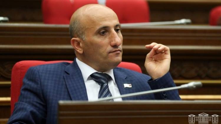 Նախկին կոլեգաներին չի բարեւում. «Հրապարակ»