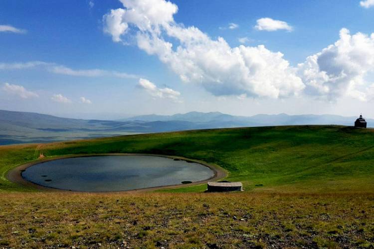 Հայաստանի ո՞ր տեսարժան վայրերում անցկացնել ամառը. Արմաղան լեռ  (լուսանկարներ)