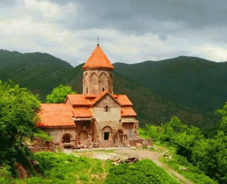 Հայաստանի տեսարժան վայրերը. ո՞ւր գնալ այս ամառ․ Վահանավանք  (լուսանկարներ)