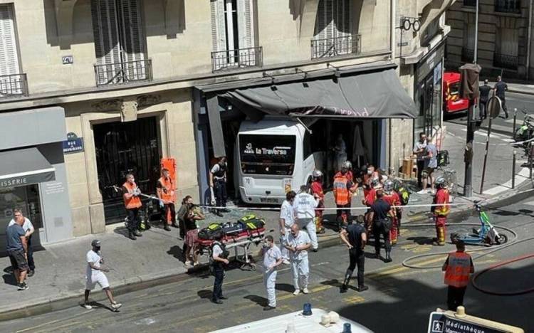 В Париже микроавтобус врезался в магазин