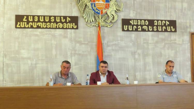 «Խոշոր եղջերավոր կենդանիների համարակալում և հաշվառում» ծրագրի քննարկում Վայոց ձորի մարզպետարանում