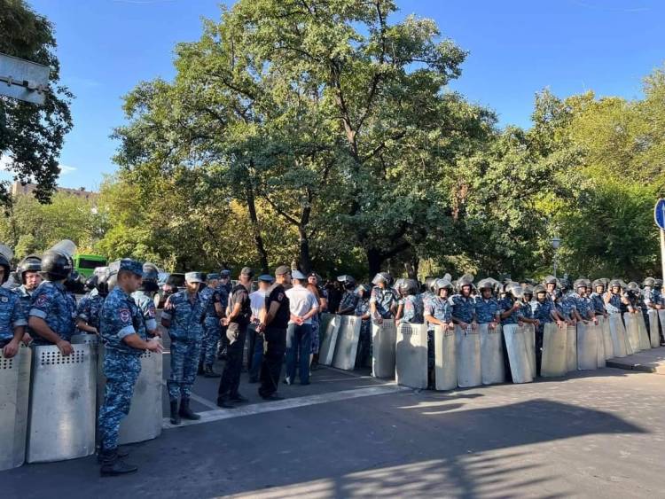 ԱԺ շենքն՝ ուժեղացված հսկողության տակ. ումի՞ց են այն պաշտպանում