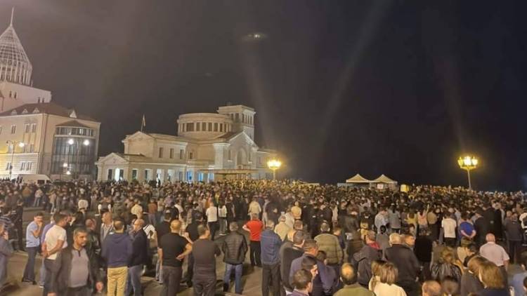 Մարդկանց հոսքը չի դադարում, մոտ վեց հազար հոգի Ստեփանակերտի հրապարակում է