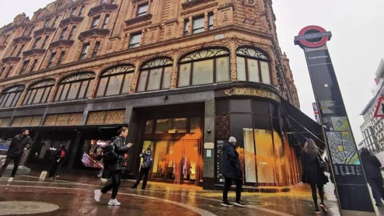 В центре Лондона экоактивисты облили краской витрины универмага Harrods