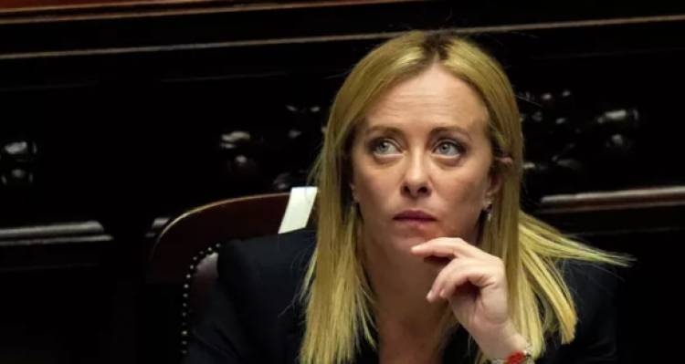 Премьер Италии обвинила Макрона в предательстве, пишут СМИ