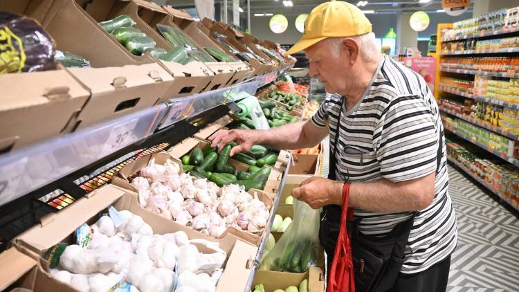 По данным опроса почти четверть россиян стали больше экономить на еде