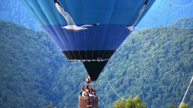 Шесть человек застряли на воздушном шаре на высоте в Сочи