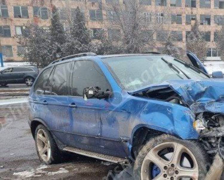 Խոշոր ավտովթար Երևանում. վիրավորին ավտոմեքենայից դուրս է բերել երիտասարդ տղա 