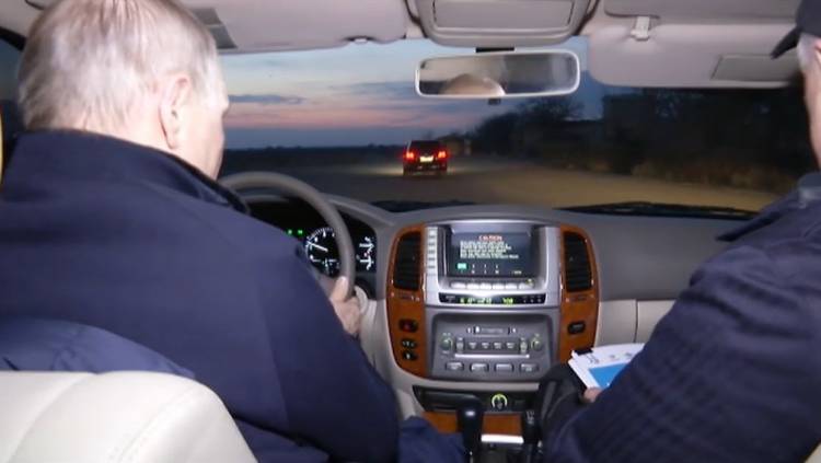 Վլադիմիր Պուտինը, մեքենա վարելով, շրջել է Մարիուպոլով (տեսանյութ)