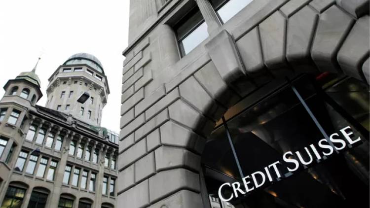 UBS массово сократит сотрудников Credit Suisse ради его спасения, пишут СМИ
