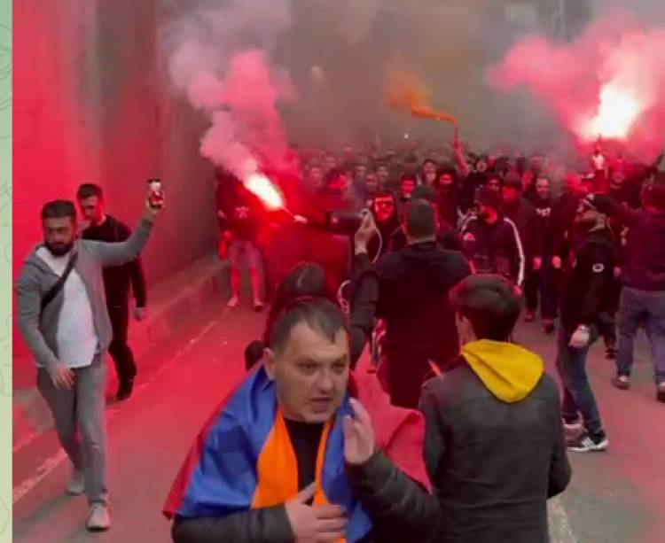 Գունավոր ծուխ, սուլոցներ․ հայ երկրպագուների երթը՝ Հայաստան - Թուրքիա խաղից առաջ (տեսանյութ)