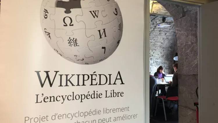 В России пока не планируют блокировать "Википедию", заявил Шадаев