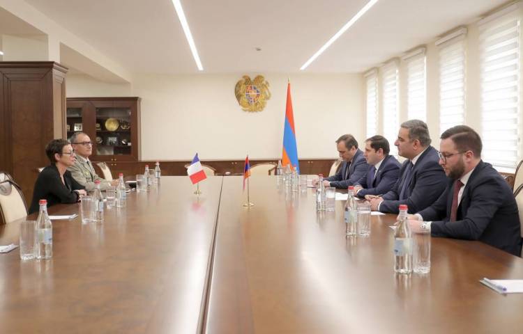 Պապիկյանը Ֆրանսիայի դեսպանին ներկայացրել է հայ-ադրբեջանական սահմանին տիրող իրավիճակը