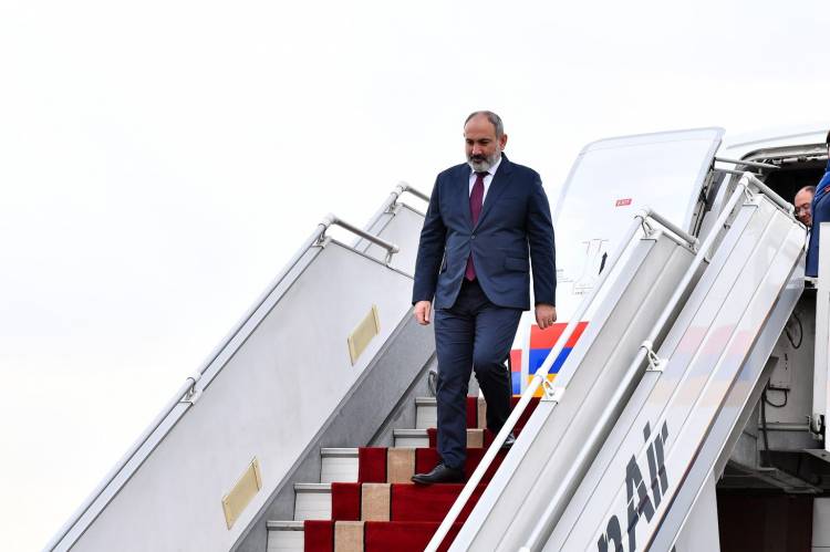 Փաշինյանը կնոջ հետ մեկնեց Մոսկվա