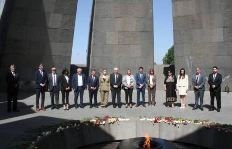 Արգենտինա-Հայաստան բարեկամական խմբի նախագահը այցելել է Հայոց ցեղասպանության հուշահամալիր