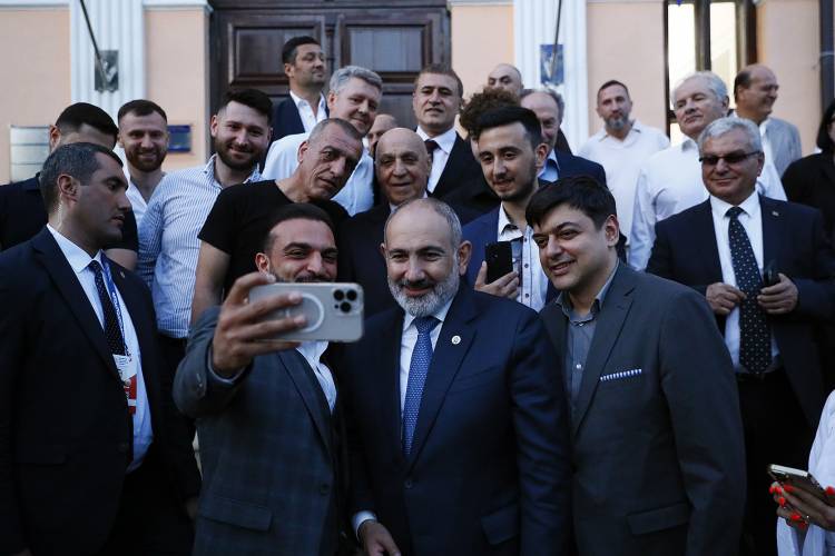 Վարչապետը հանդիպումներ է ունեցել Մոլդովայի հայ համայնքի ներկայացուցիչների և ուկրաինահայ մի խումբ գործարարների հետ