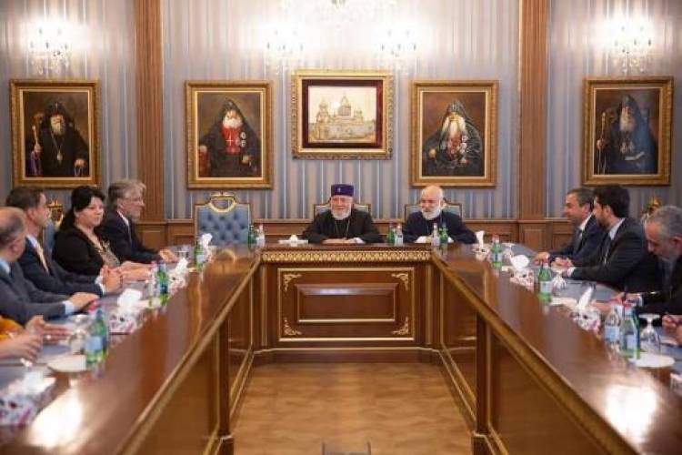 Գարեգին Բ-ն Արգենտինա-Հայաստան բարեկամական խմբի հետ քննարկել է տարածաշրջանային մարտահրավերները