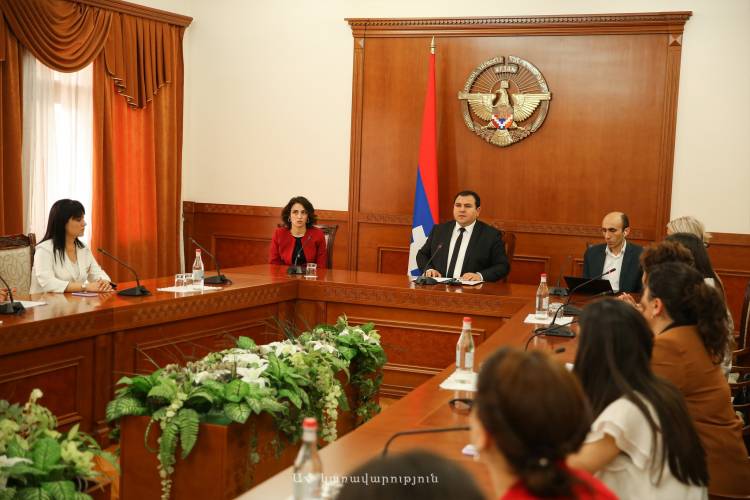 Արցախի պետնախարարը հանդիպել է սոցաշխատողների հետ