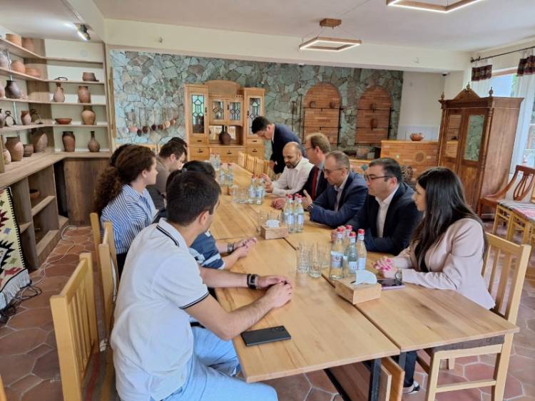 ԵԽ պատգամավորը Սյունիքում հանդիպել է արցախցի բժիշկներին, որոնք չեն կարողանում վերադառնալ Արցախ