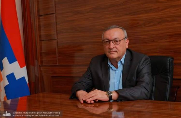 Արցախի ԱԺ նախագահը Հարությունյանի հետ միանում է Ստեփանակերտի Վերածննդի հրապարակում մեկնարկած նստացույցին