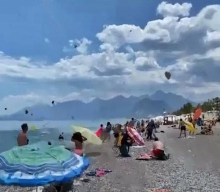 Թուրքիայում փոթորիկը ծովափնյա հովանոցի հետ տարել է մի վաճառականի (տեսանյութ)