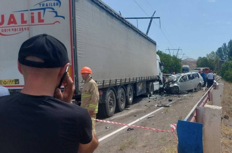 Երևան-Մեղրի ճանապարհին տեղի ունեցած, երեք մարդու կյանք խլած ավտովթարի դեպքի առթիվ քրեական վարույթ է նախաձեռնվել