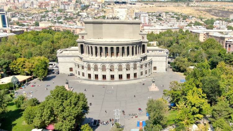 Ում է պատկանում Օպերայի տարածում տեղադրված նոր ատրակցիոնը. «Ժողովուրդ»