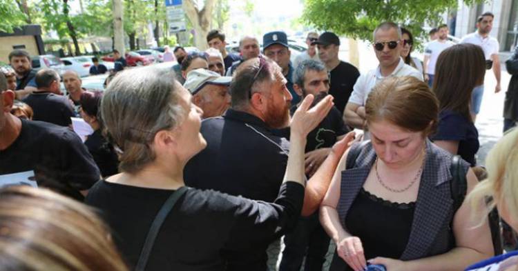 Տեղահանվածներին զրկել են 40 հազար դրամներից, բայց միլիոնանոց մեգաաստղ են բերում․ «Հրապարակ»