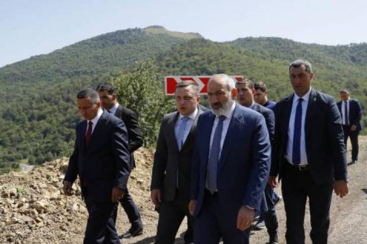 Փաշինյանին ուղեկցողները զարմացած են․ «Հրապարակ»