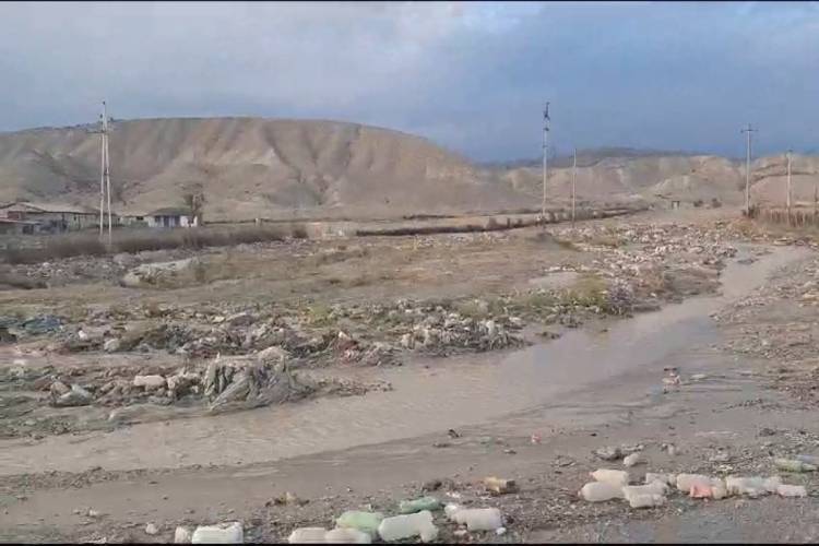 Ադրբեջանում ջրհեղեղը քշել է աղբավայր (տեսանյութ)