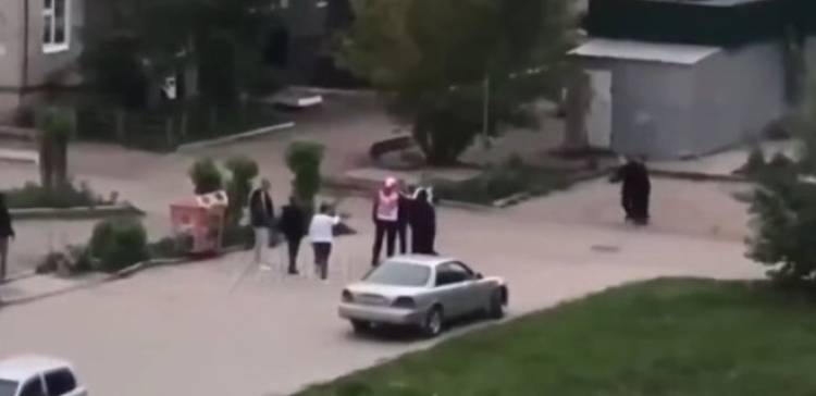 Տեսանյութ.«Ռուս խոզեր վերցրու». 4 ադրբեջանցիներ ամրաններով և մուրճով հարձակվել են ռուս տղամարդու և նրա կնոջ վրա